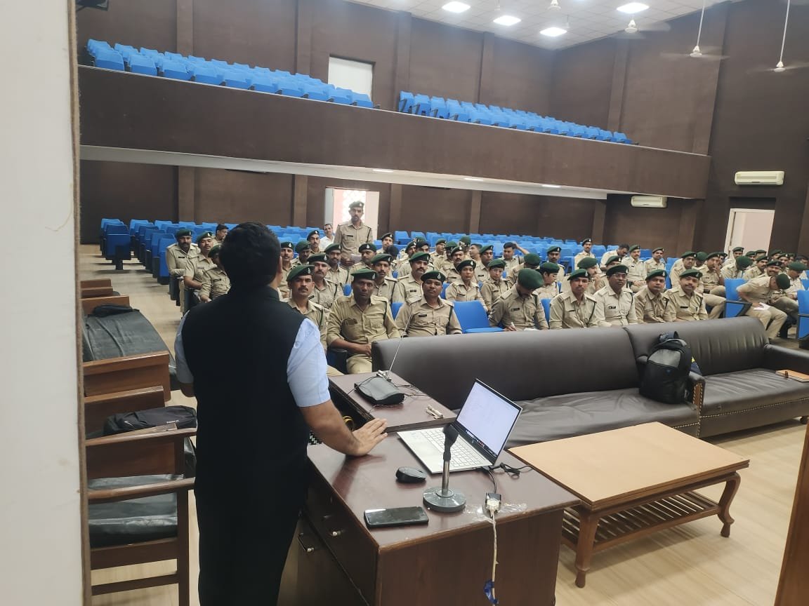 दिनांक 12.03.2026 एवं 13.03.2026 को स्टेट टाइगर स्ट्राइक फोर्स, क्षेत्रीय इकाई जबलपुर द्वारा शिवपुरी वन विद्यालय से आए 80 वनरक्षक प्रशिक्षणार्थियों को स्टेट टाइगर स्ट्राइक फोर्स के संबंध में विस्तृत जानकारी से अवगत कराया गया तथा वन्यजीव संरक्षण एवं सुरक्षा के प्रति sensitize किया गया। साथ ही SFRI स्थित डॉग केनेल का भ्रमण कराकर डॉग obedience का demo दिखाया गया एवं metal detector के उपयोग के बारे में जानकारी दी गई।